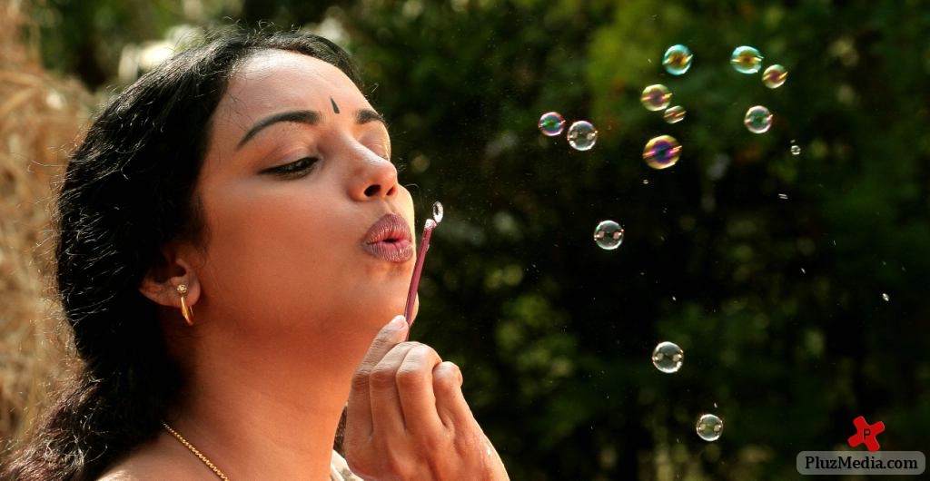 Shweta Menon - Rathi Nirvedam Hot Movie Stills | Picture 79980